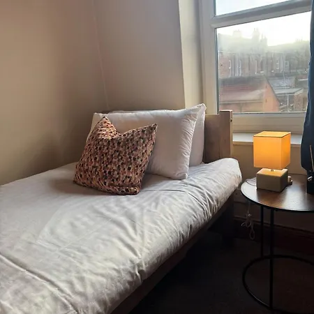 Modern 4bd W Wi-fi, Washer, & Smarttvs, Close To M6 * Carlisle (Cumbria)