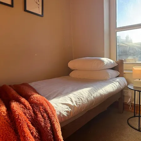 Modern 4bd W Wi-fi, Washer, & Smarttvs, Close To M6 Holiday home *