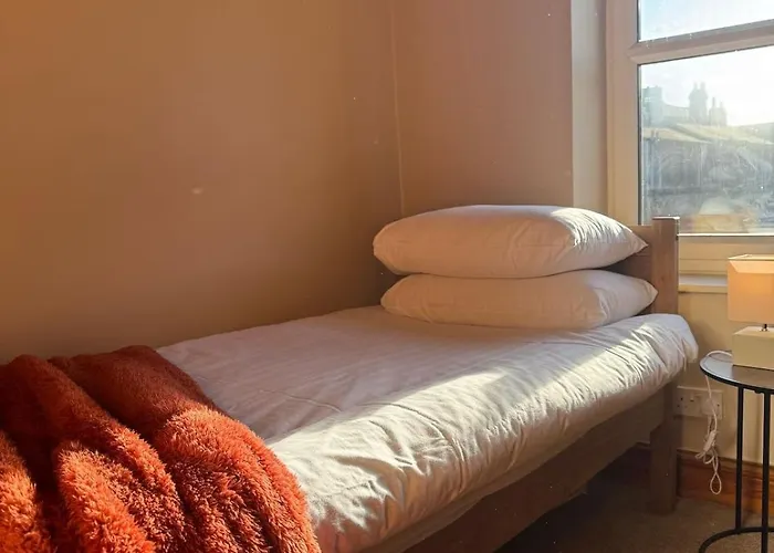 Modern 4bd W Wi-fi, Washer, & Smarttvs, Close To M6 Holiday home *