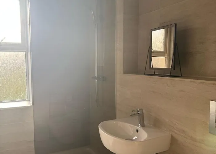 Modern 4bd W Wi-fi, Washer, & Smarttvs, Close To M6 Holiday home