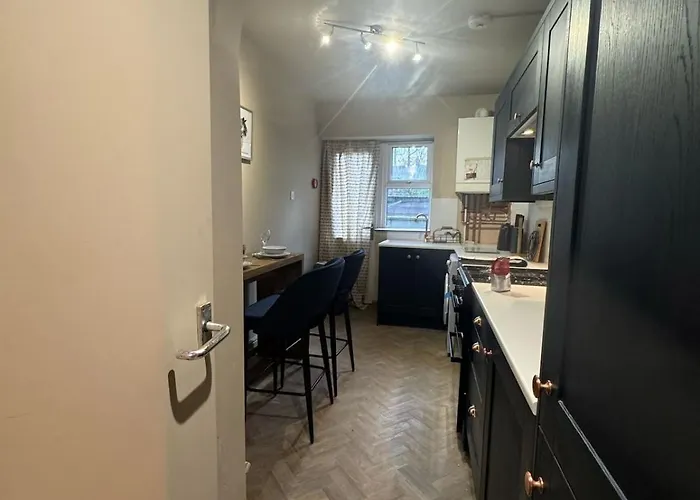 Modern 4bd W Wi-fi, Washer, & Smarttvs, Close To M6 *