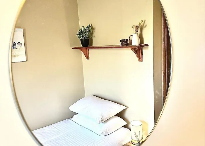 Holiday home Modern 4bd W Wi-fi, Washer, & Smarttvs, Close To M6 *